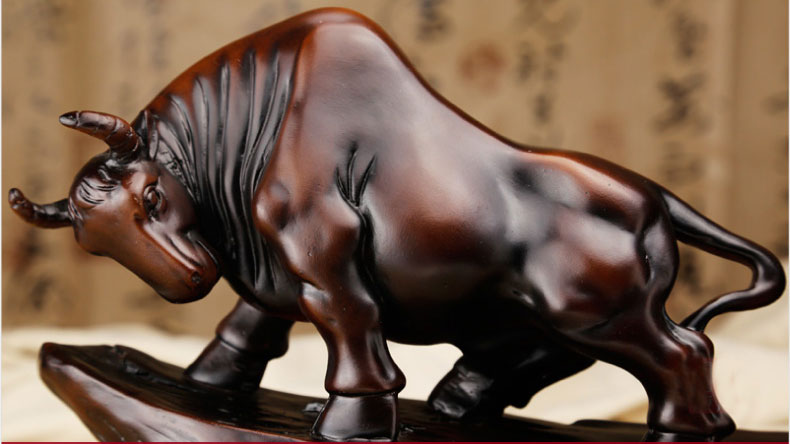 低頭向前的勁牛，象征著堅韌執著