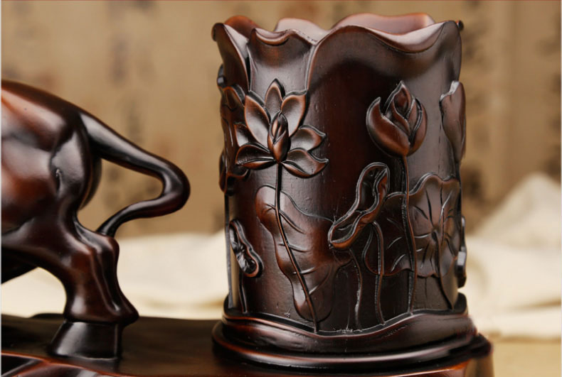 筆筒成聚財之狀，寓意財源滾滾而來